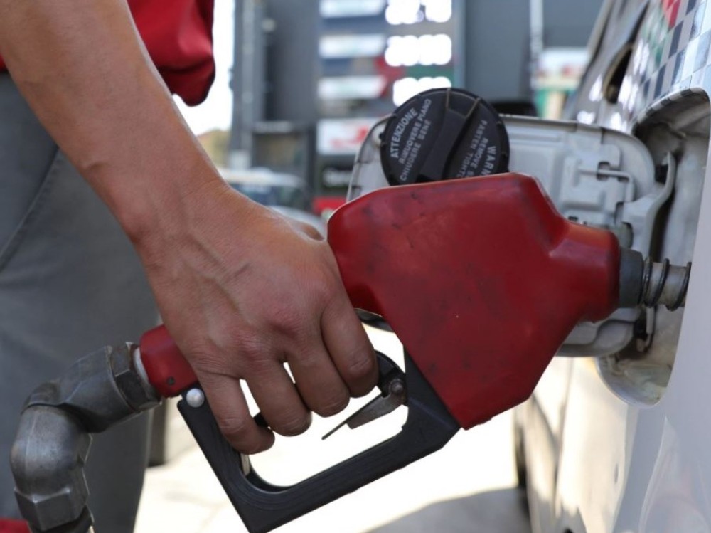 Diputado por Quetzaltenango presenta amparo para exigir sanciones ante posibles abusos en alza de combustible 