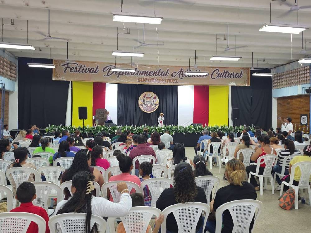 Dirección Departamental de Educación celebra 15 años del Festival Artístico Cultural con masiva participación estudiantil