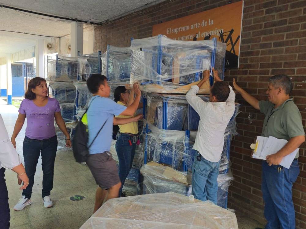Dirección Departamental de Educación en Suchitepéquez entrega mobiliario escolar a establecimientos de la región