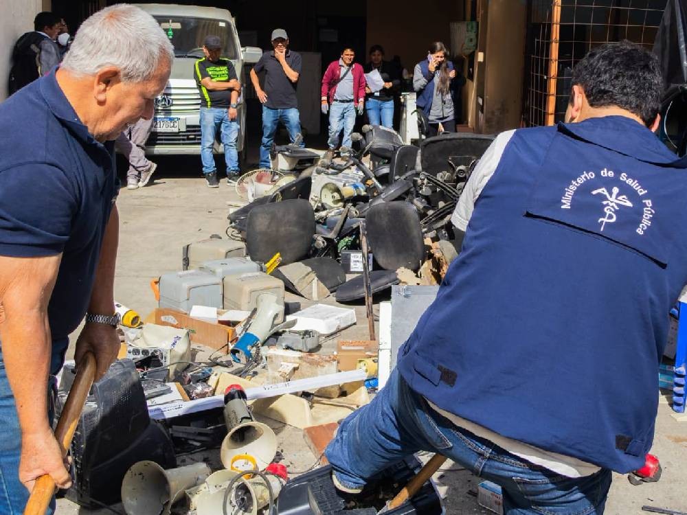 Distritos de salud de Quetzaltenango llevan a cabo disposición final de bienes en desuso
