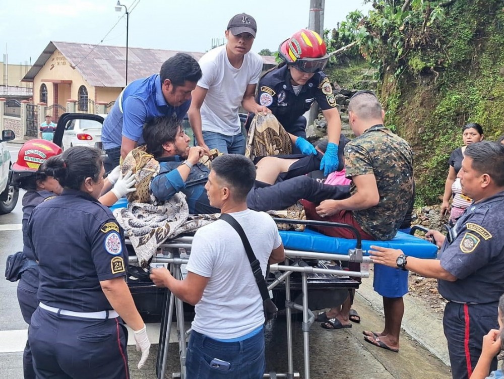 Docentes resultan heridos en accidente de tránsito 