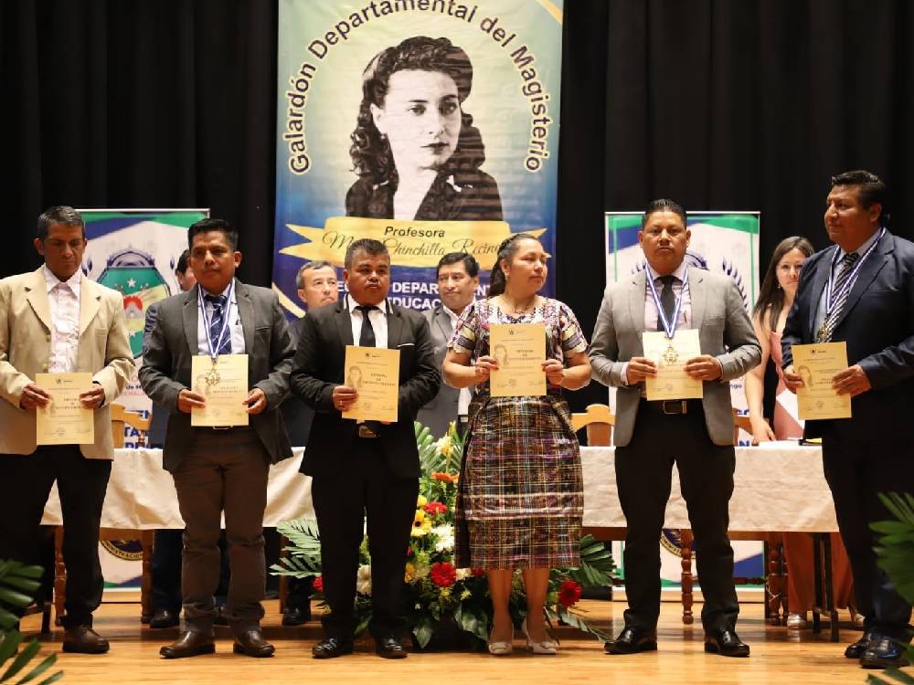 Docentes son reconocidos por su trayectoria 