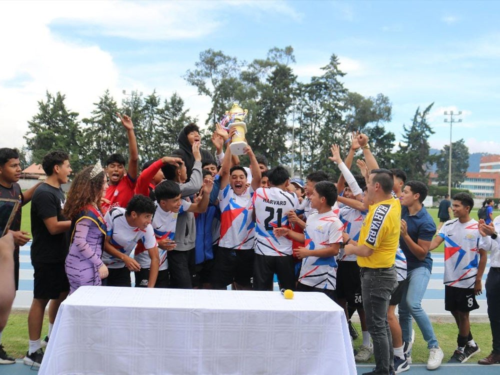Dominan y ganan la Copa Escolar Municipal de Futbol de Quetzaltenango