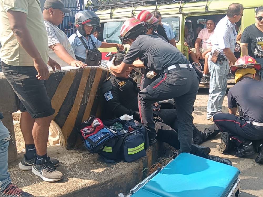 Dos agentes de la PNC heridos tras ser arrollados en Coatepeque