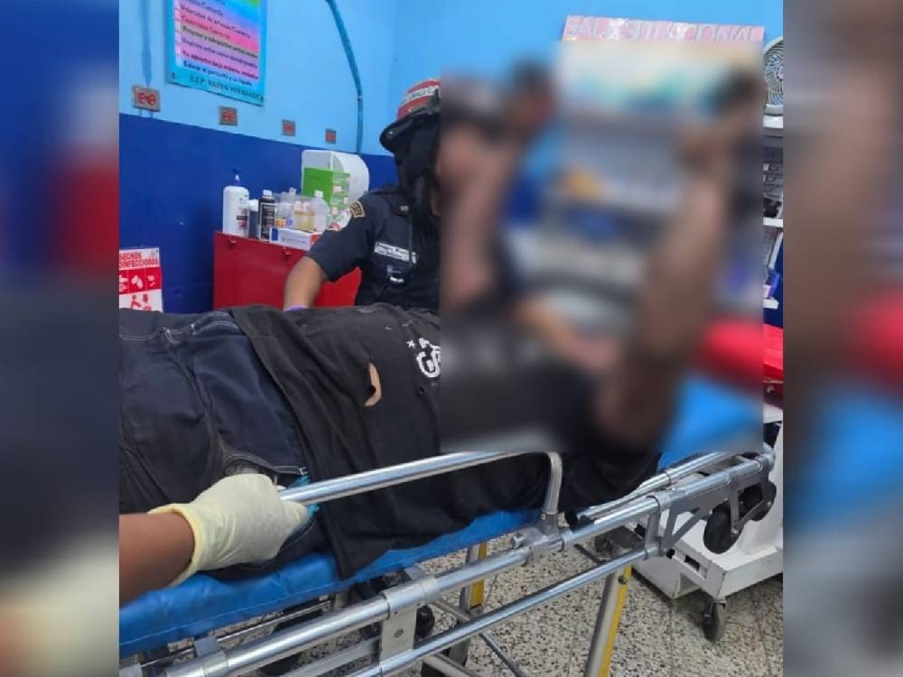 Dos hombres sufren quemaduras tras chocar contra otro vehículo y empotrarse en una panadería