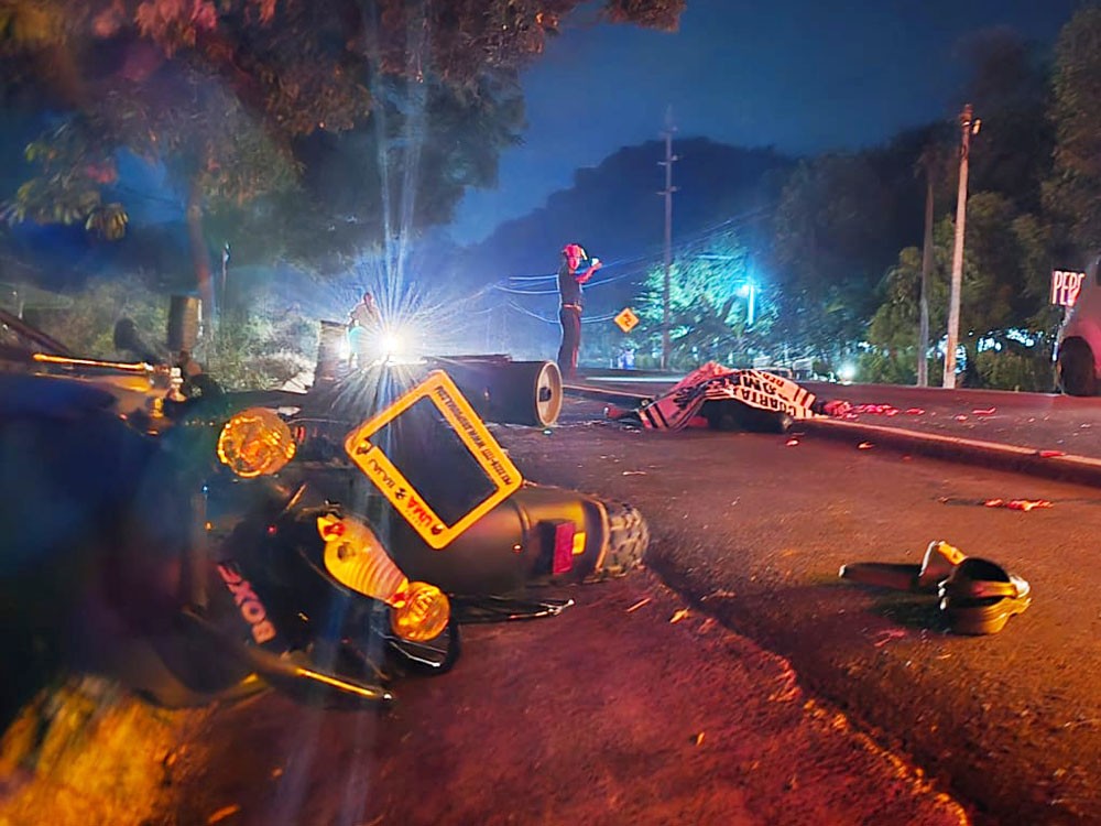 Dos jóvenes pierden la vida tras ser arrollados por un tráiler