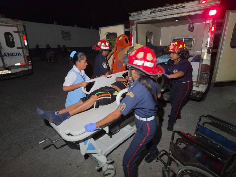 Dos menores de edad resultan heridos en accidente en motocicleta en Cuyotenango