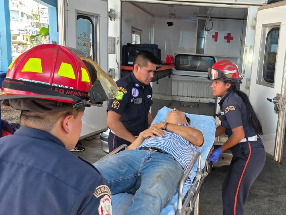 Dos motociclistas resultan heridos tras ser atropellados por un camión