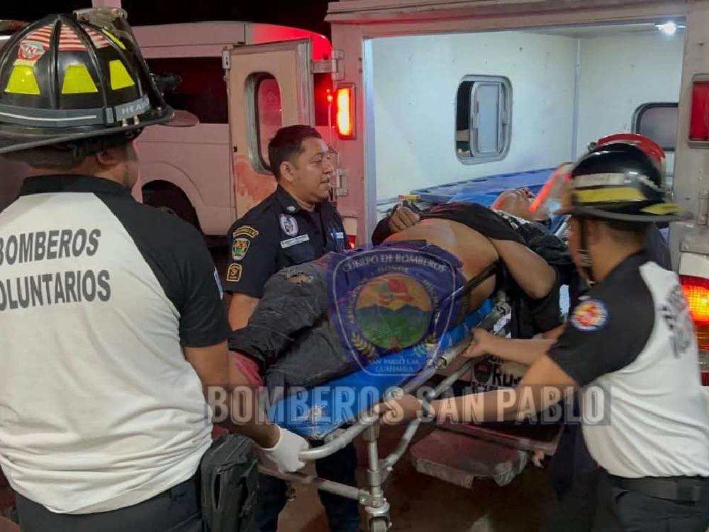 Dos motoristas resultan heridos tras derrapar