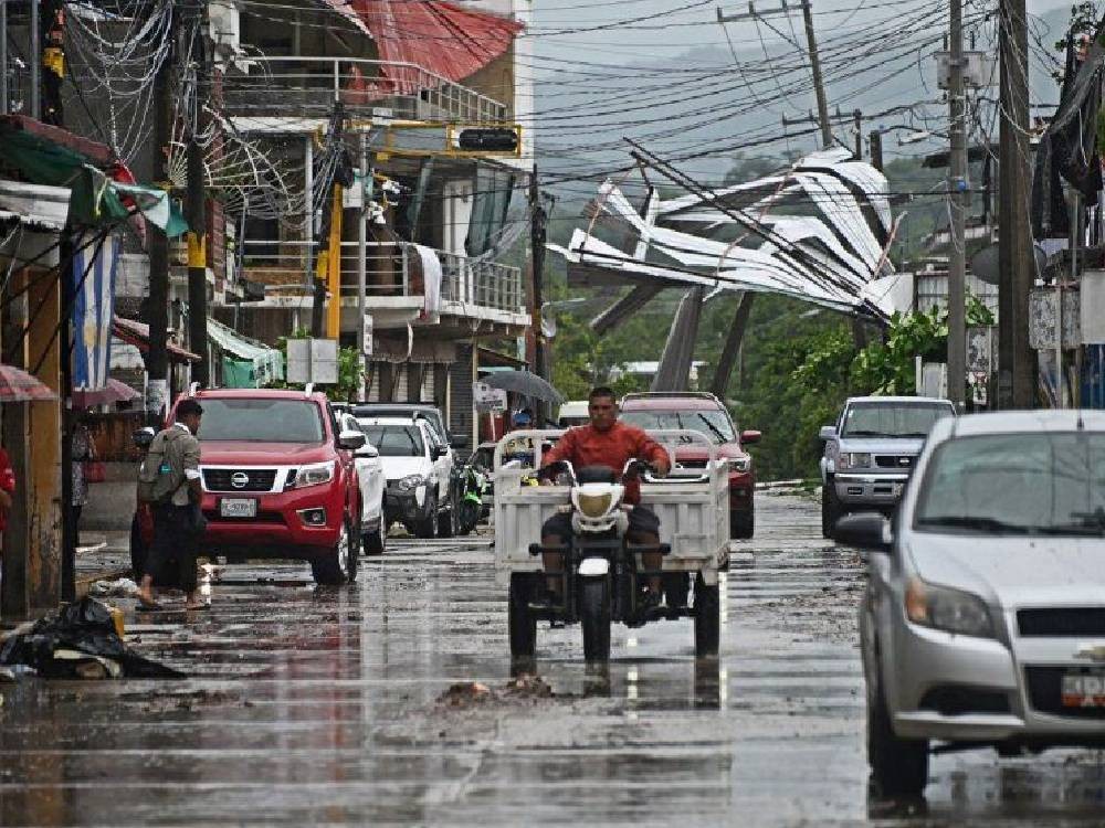 Dos mujeres y un niño mueren en el Pacífico mexicano por paso del huracán John antes de degradarse