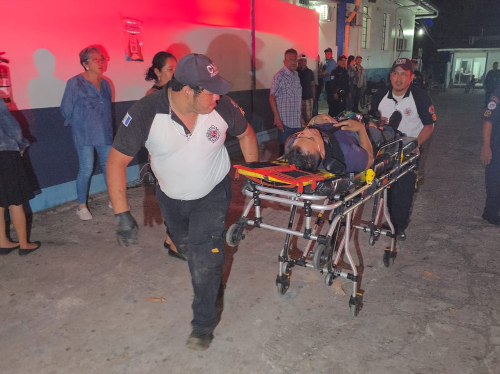 Dos personas resultan heridas tras caer vehículo a un precipicio en Suchitepéquez