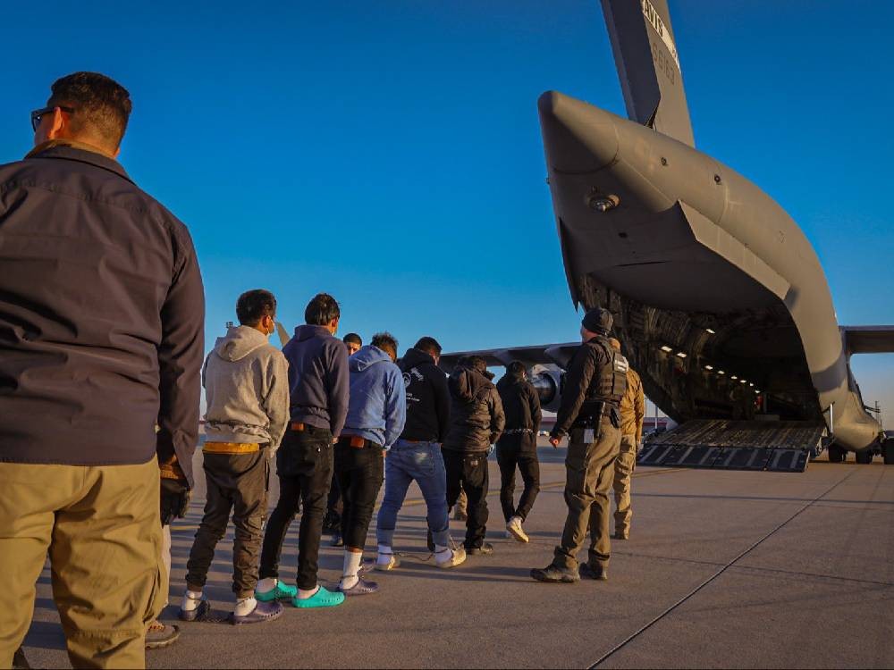 EE. UU.: “Han comenzado los vuelos de deportación”; llegan aviones militares con guatemaltecos retornados