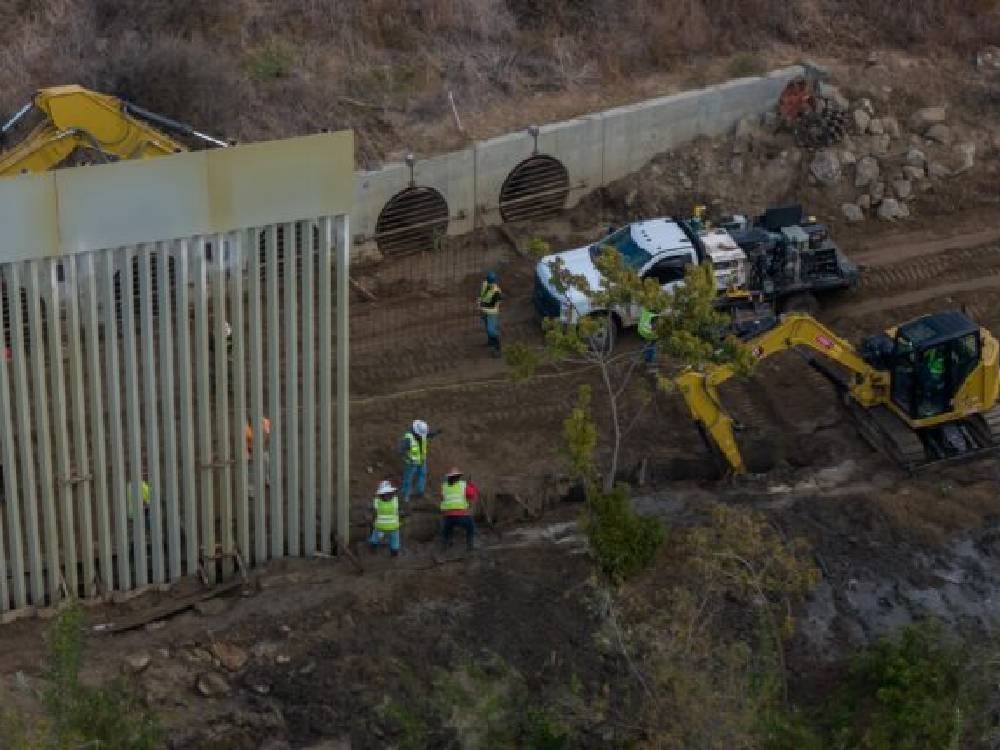EE. UU. retoma la reconstrucción de muro fronterizo 