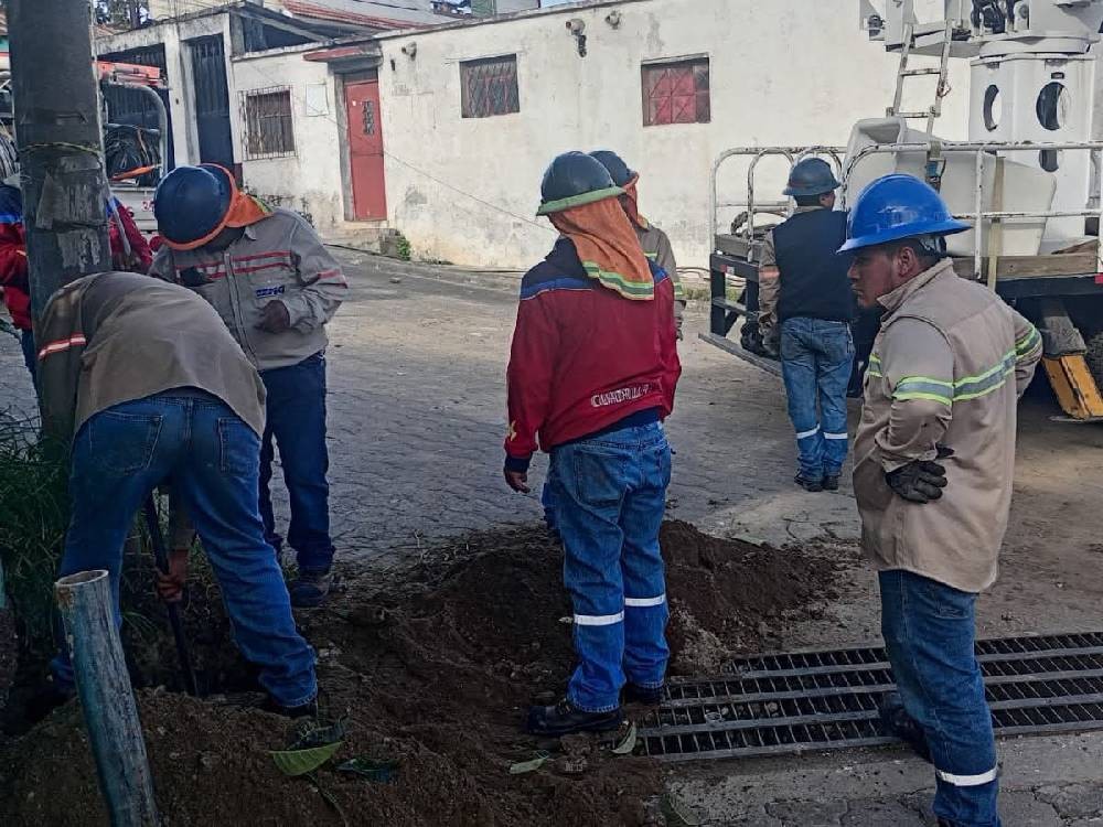 EEMQ realiza trabajos de traslado de infraestructura eléctrica en zona 3 de Quetzaltenango