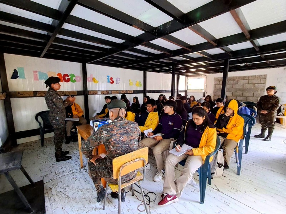 Ejército imparte charla a estudiantes para prevenir el consumo de drogas