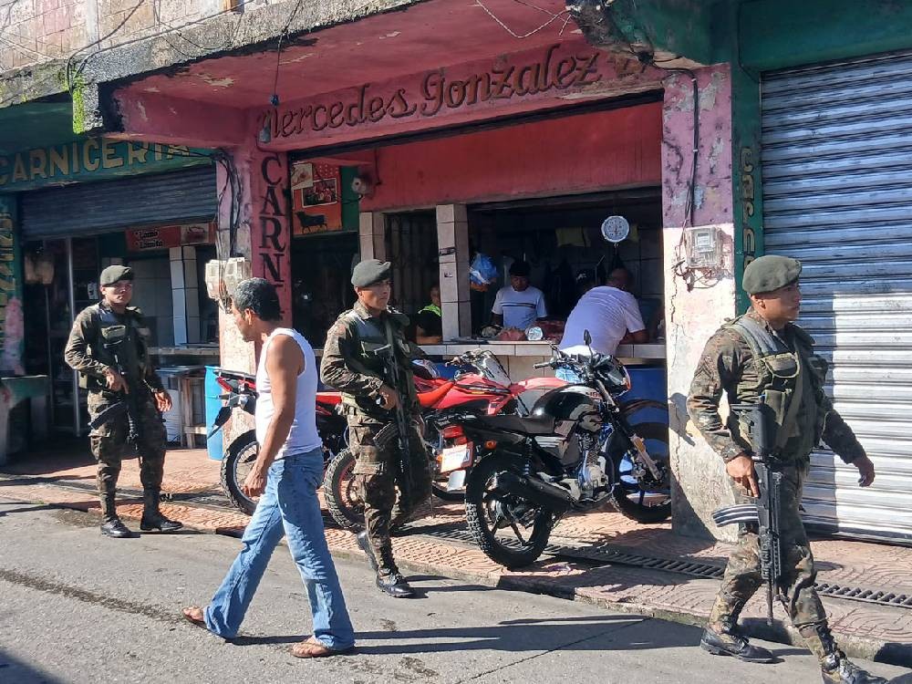 Ejército implementa operativos de seguridad en mercados 