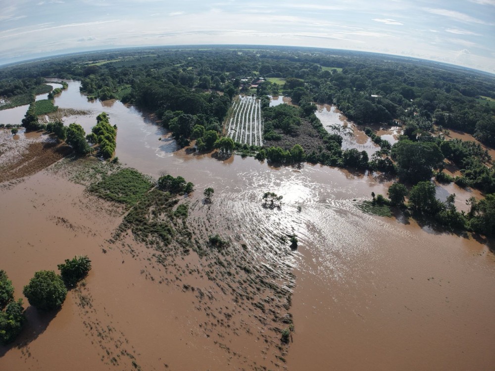 “El agua lo cubrió todo”: familias pierden sus hogares por crecida de ríos en San José La Máquina