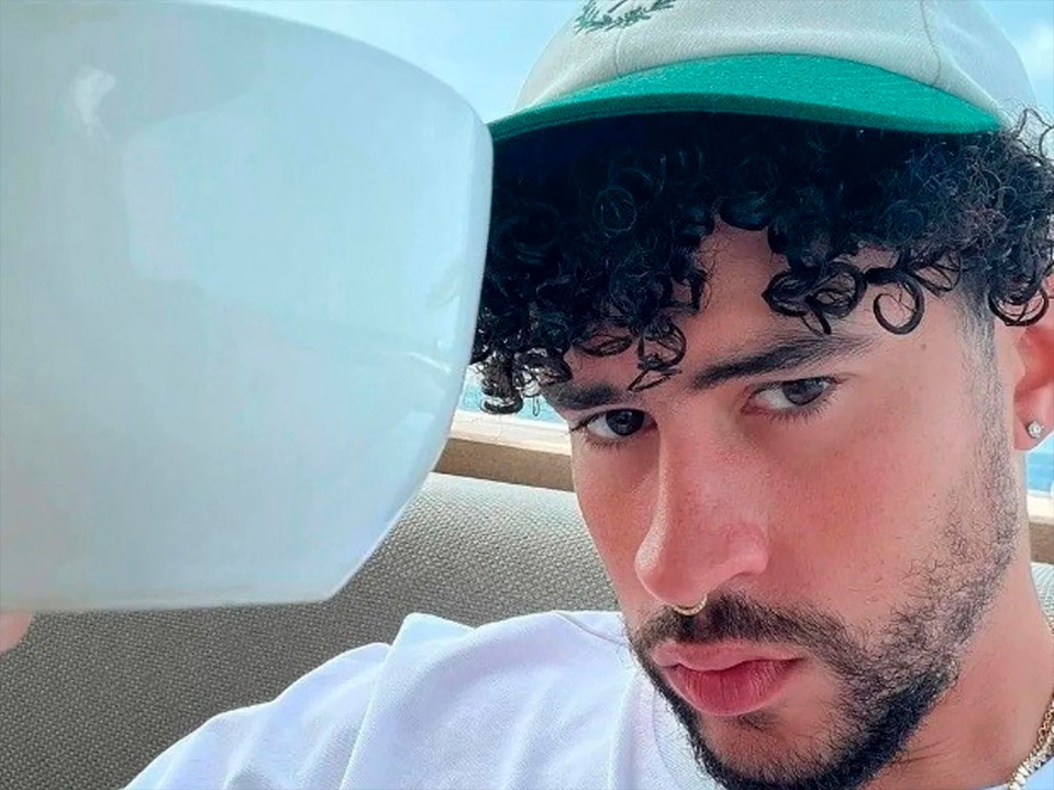 El cantante Bad Bunny lanza al agua celular de una fan causando polémica en redes sociales 