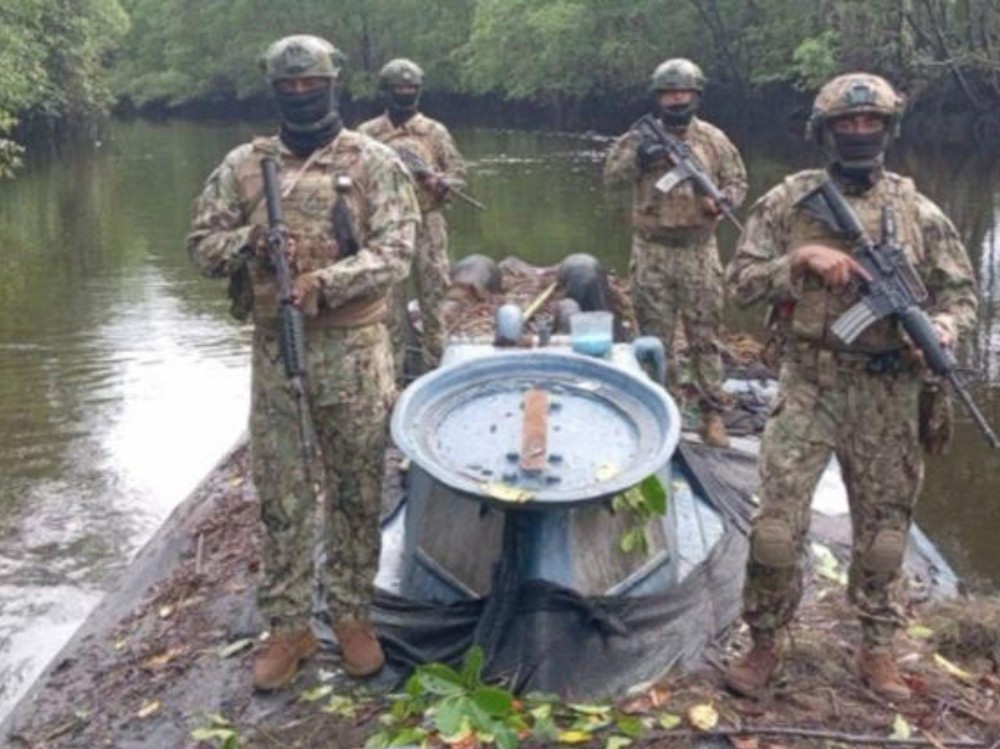 El ejército de Ecuador incauta un "narcosubmarino" de 35 metros de largo cargado de combustible