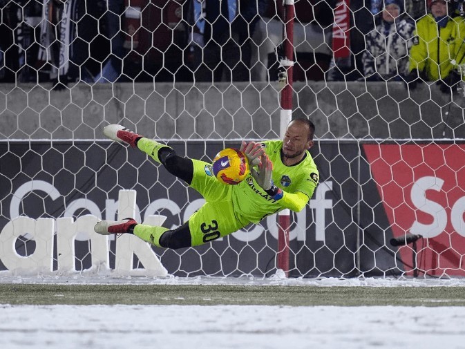 El guatemalteco Kevin Moscoso por encima de Keylor Navas y Guillermo Ochoa 