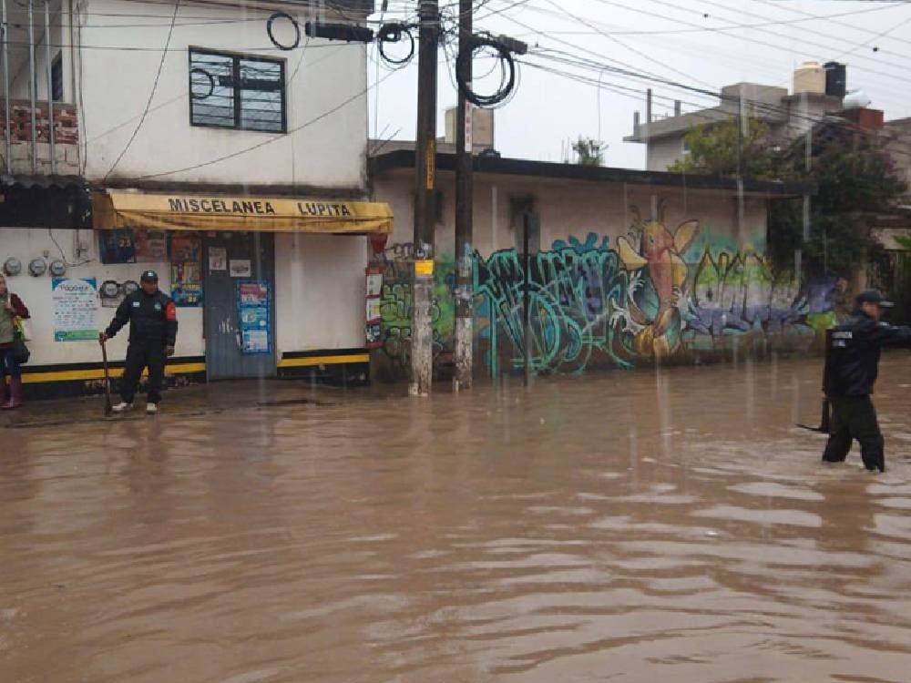 El hombre que fue captado “disfrutando” de una inundación
