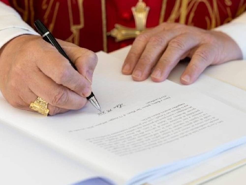 El papa advierte en su encíclica que la IA no es neutral y se concentra en pocas manos