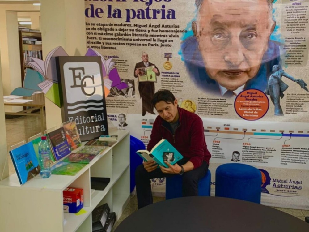 El reconocido poeta mexicano Iván Uriel Atanacio, una de las figuras que brilló en el Festival Internacional de Poesía de Quetzaltenango