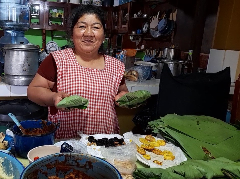 Elabora tamales para mantener tradiciones y obtener ganancias