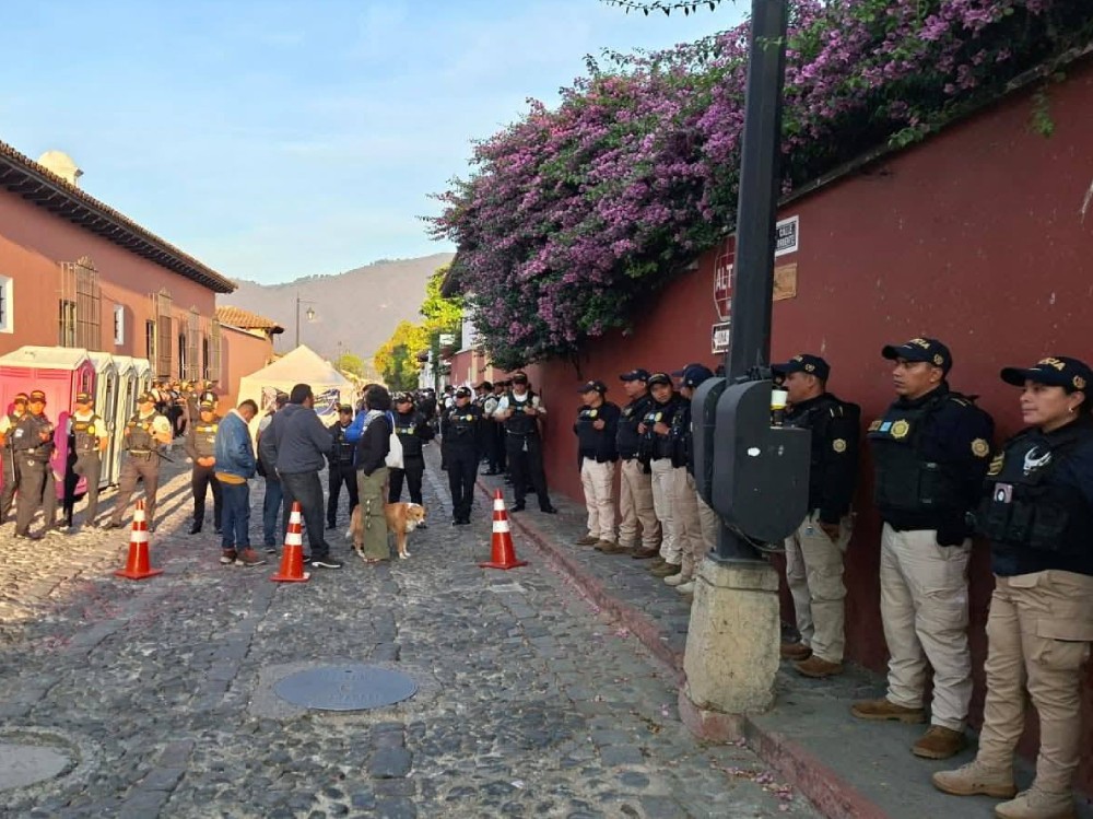 Elección a rector de la USAC se desarrolla en medio de tensión y protestas en Antigua Guatemala