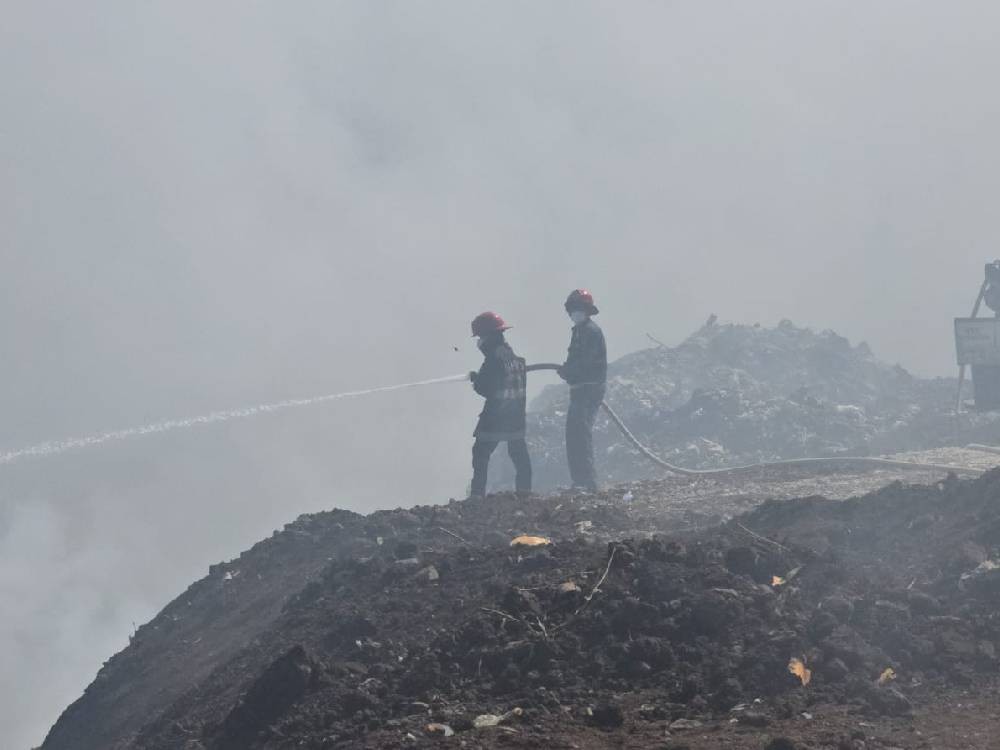Emplean más de 170 mil galones de agua para sofocar incendio en vertedero