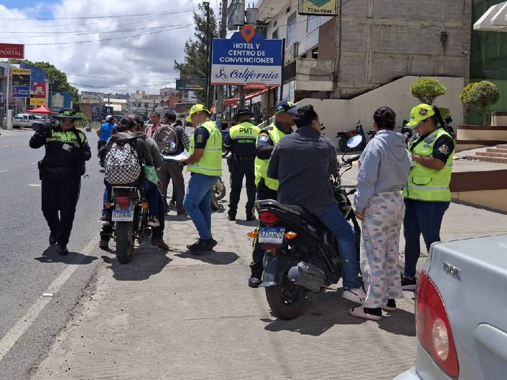 En operativos dirigidos a motoristas, promueven uso del casco