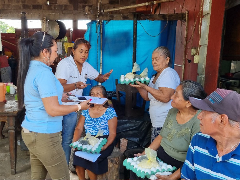 Entregan  víveres a personas de la tercera edad en Mazatenango