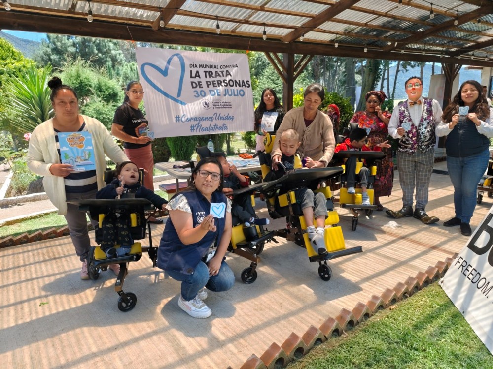 Entregan 43 sillas neurológicas personalizadas para niños con discapacidad