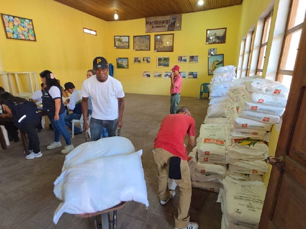 Entregan alimentos a familias con el objetivo de combatir la desnutrición