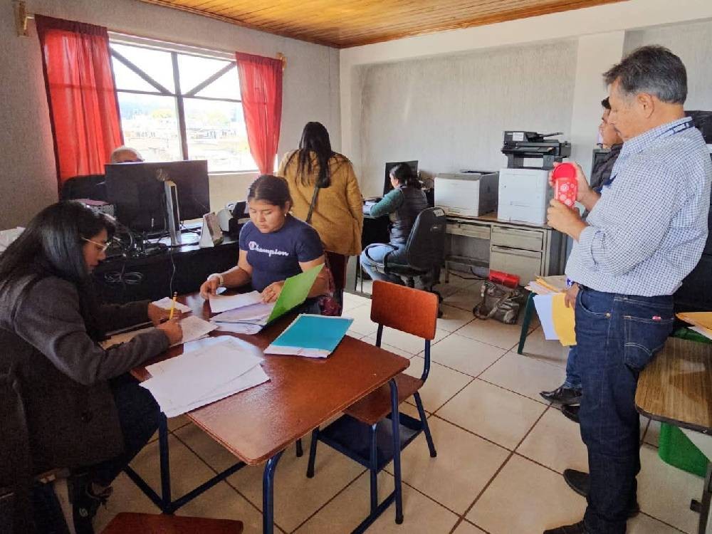 Entregan apoyo educativo a institutos por cooperativa