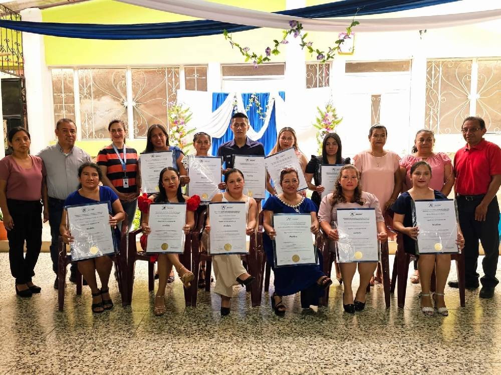 Entregan certificaciones a estudiantes de Educación Extraescolar