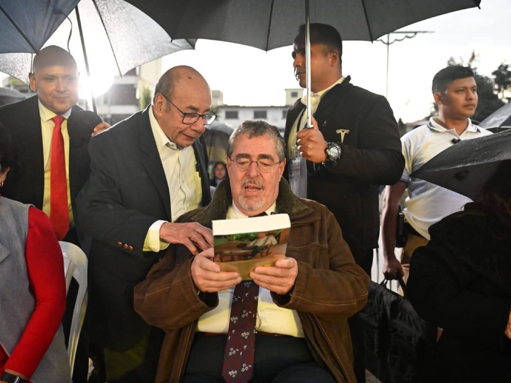 Entregan en Quetzaltenango la colección literaria “25 para el 25” en jornada cultural abierta al público