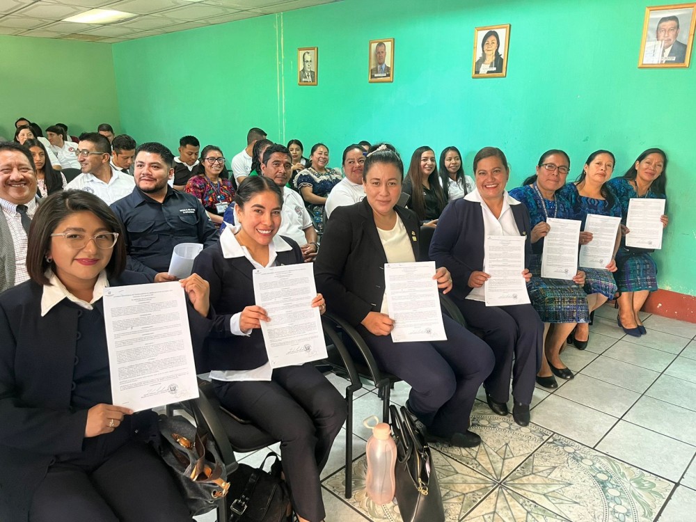 Entregan nombramientos a trabajadores de la Dirección de Salud 