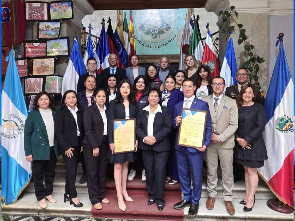 Entregan Orden Departamento de Quetzaltenango a Hugo Martínez y Paula Ixquiac 