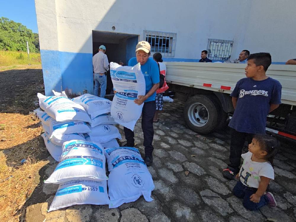 Entregan último sacos de fertilizante a familias