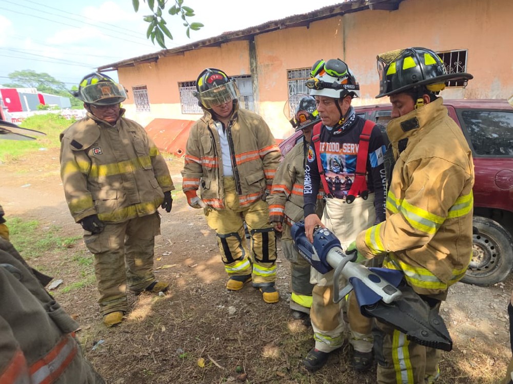 Entrenan en Mazatenango para optimizar el rescate de personas atrapadas en accidentes de tránsito