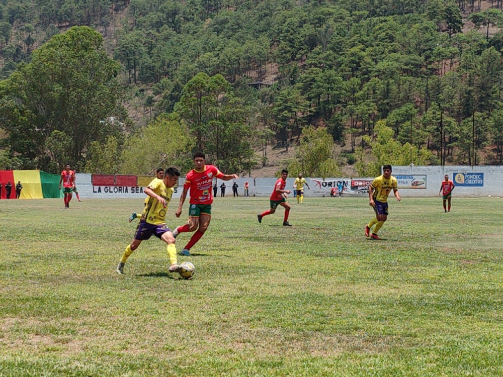 Épica remontada para seguir en la pelea por el ascenso