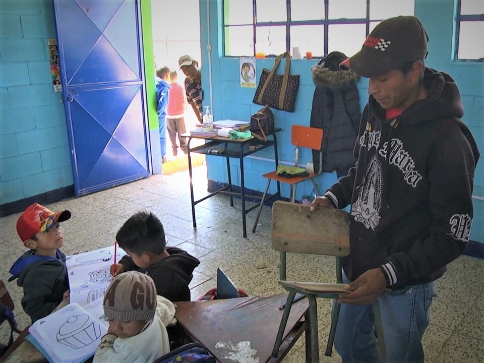 Escuela Llanos de Urbina, sin docentes, escritorios ni edificio apto para clases