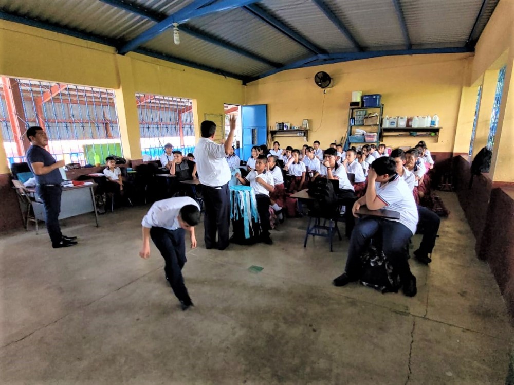 Escuela Manfredo Hemmerling recibe 400 escritorios nuevos