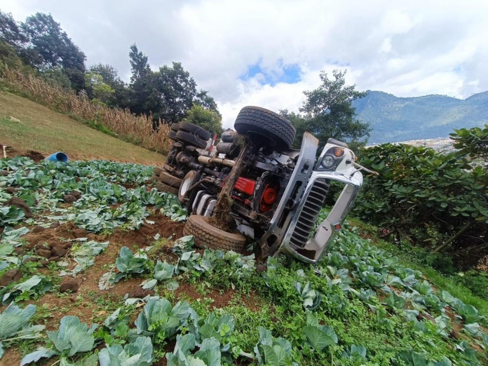 Esta es la versión de la Muni de Xela sobre el camión que volcó camino al botadero