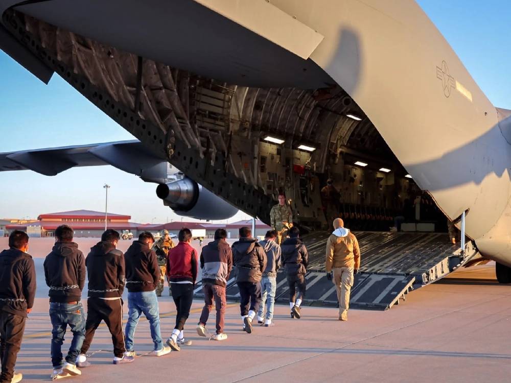 Estados Unidos busca localizar en el extranjero a migrantes deportados para cobrarles multas