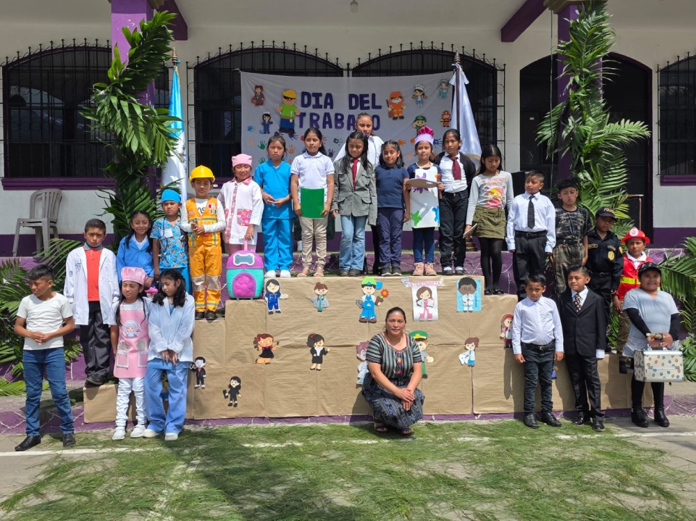 Estudiantes celebran el Día del Trabajo en Zunil