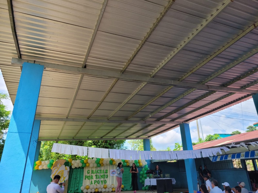 Estudiantes cuentan con techo nuevo en salón de usos múltiples 