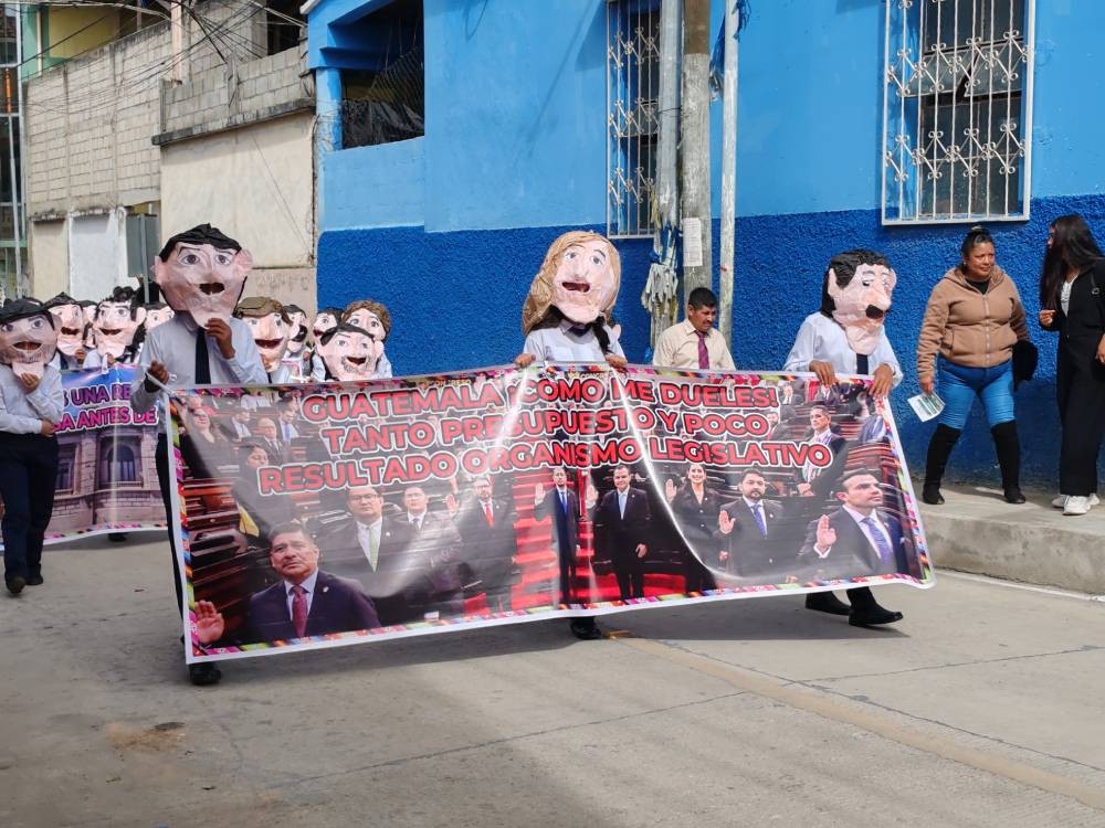 Estudiantes de Chiantla protagonizan desfile cargado de críticas y mensajes sociales 