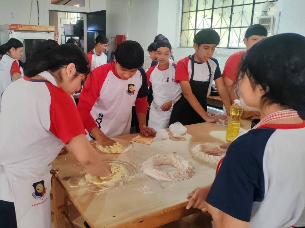 Estudiantes de nivel básico reciben capacitación en repostería para fomentar el emprendimiento
